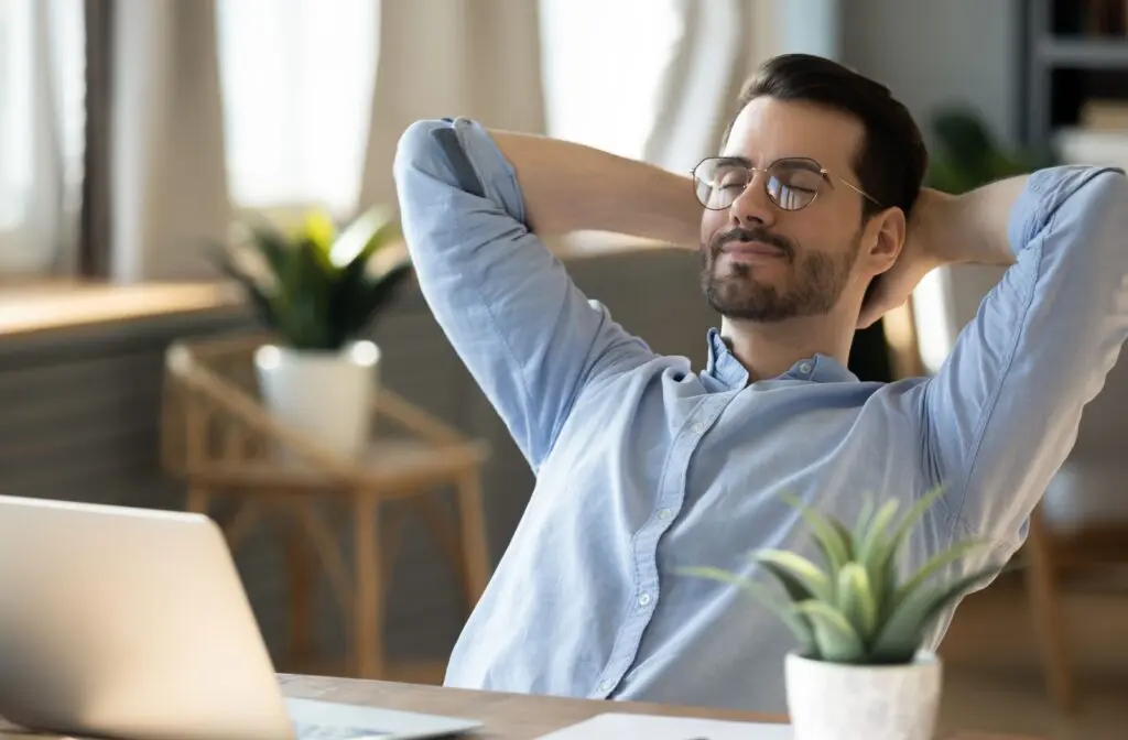 Relaxing the eyes and reclining to rest after work hours