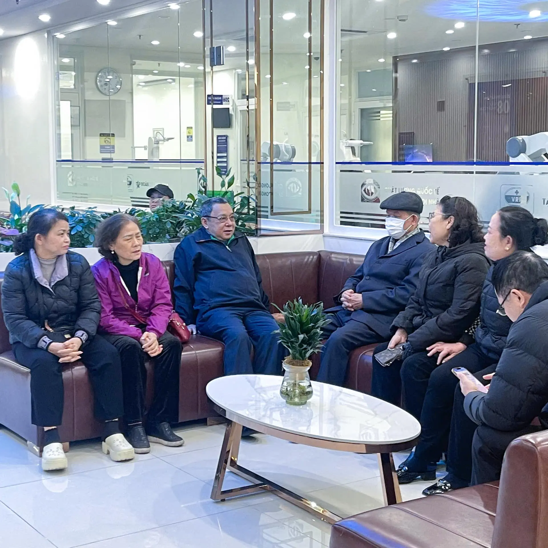 Group photo of 60 senior citizens in Vinh Niem Ward after receiving free eye examinations