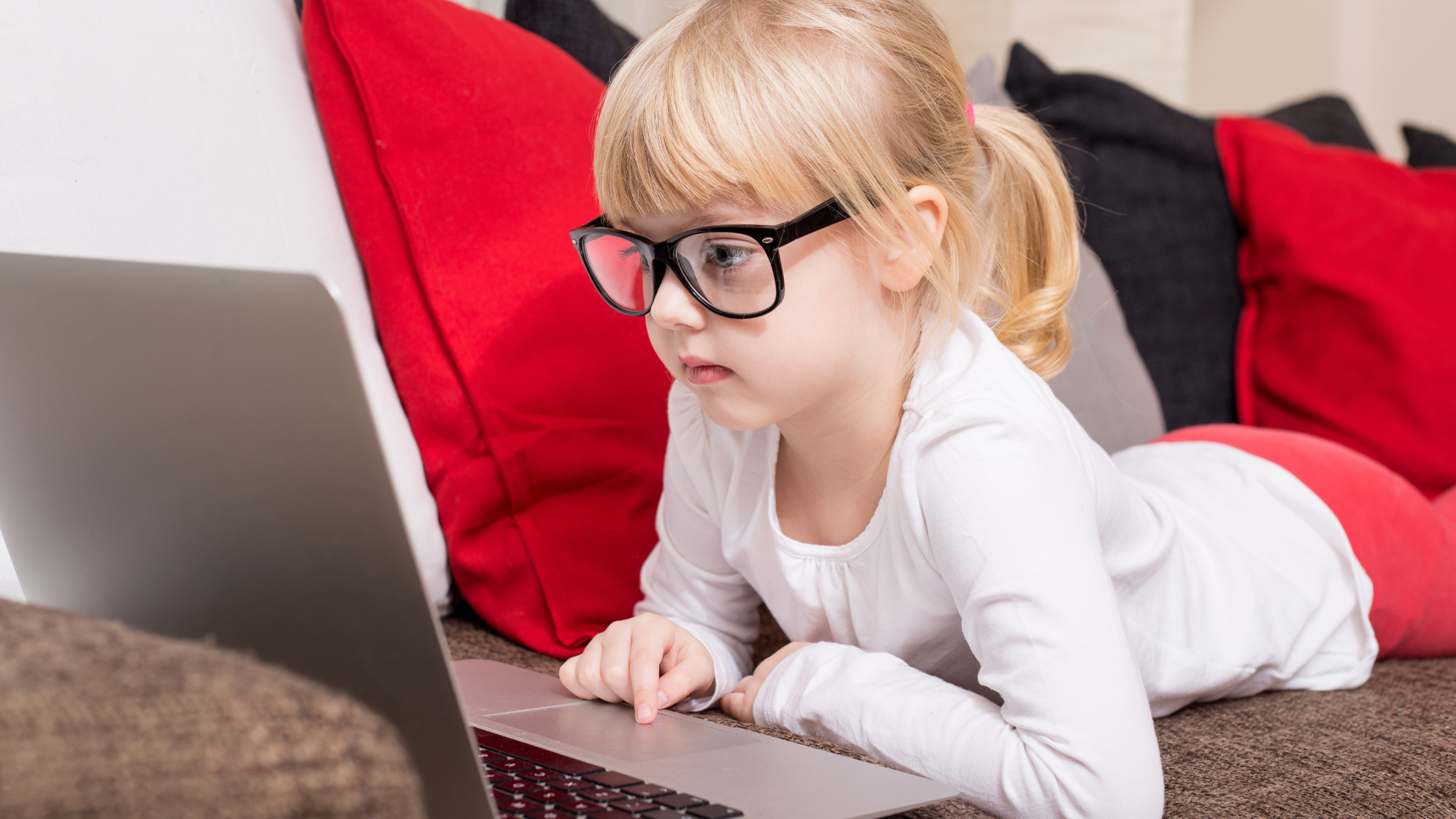 Thời gian màn hình kéo dài làm tăng nguy cơ căng thẳng thị giác ở trẻ.