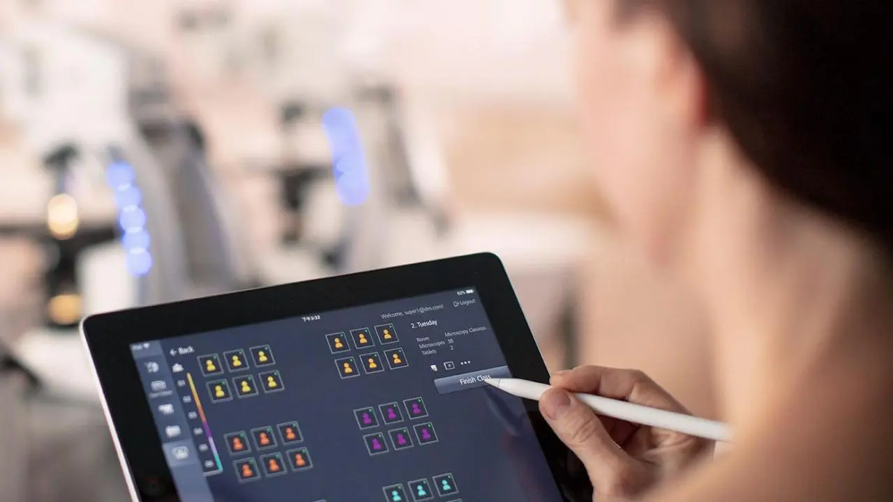 Phụ huynh lo ngại tác hại của màn hình đối với sức khỏe mắt trẻ em.