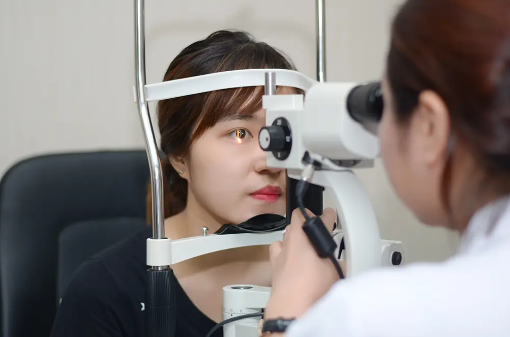 Khám mắt trước khi thực hiện phẫu thuật xóa cận