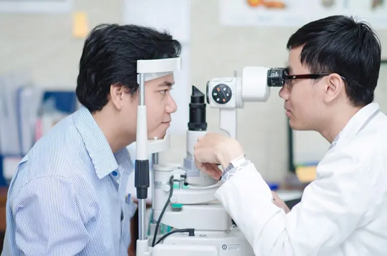 Kiểm tra thị lực trước khi thực hiện phẫu thuật