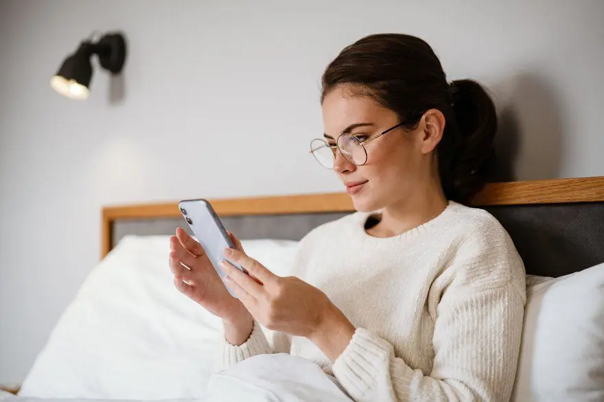 Sử dụng điện thoại trước khi ngủ dễ gây khô mắt, mỏi mắt và làm tăng nguy cơ cận thị tiến triển.