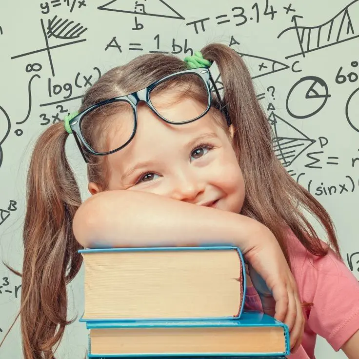 Khám mắt định kỳ giúp trẻ duy trì đôi mắt khỏe mạnh và phản xạ linh hoạt.