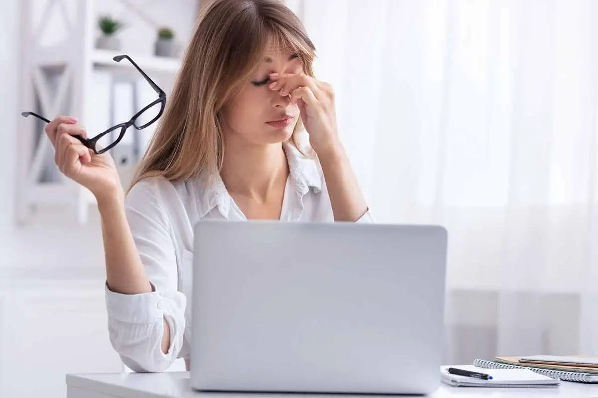 Làm việc lâu với màn hình mà không nghỉ ngơi có thể khiến độ cận tăng nhanh