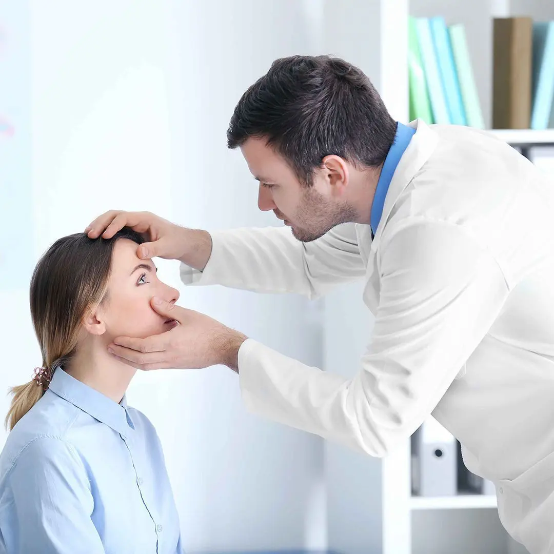 Khám mắt định kỳ giúp phát hiện sớm tật khúc xạ và điều chỉnh kính cận đúng độ, ngăn độ tăng nhanh.