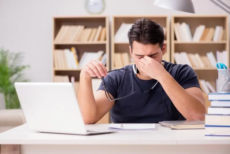 When working long hours on the computer, follow the 20-20-20 rule to rest your eyes and reduce myopia naturally.