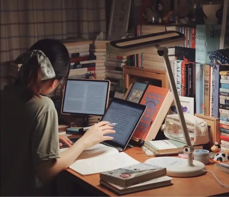 Nguyên tắc vàng khi đặt đèn học là phải tránh hiện tượng sấp bóng tay khi viết. 