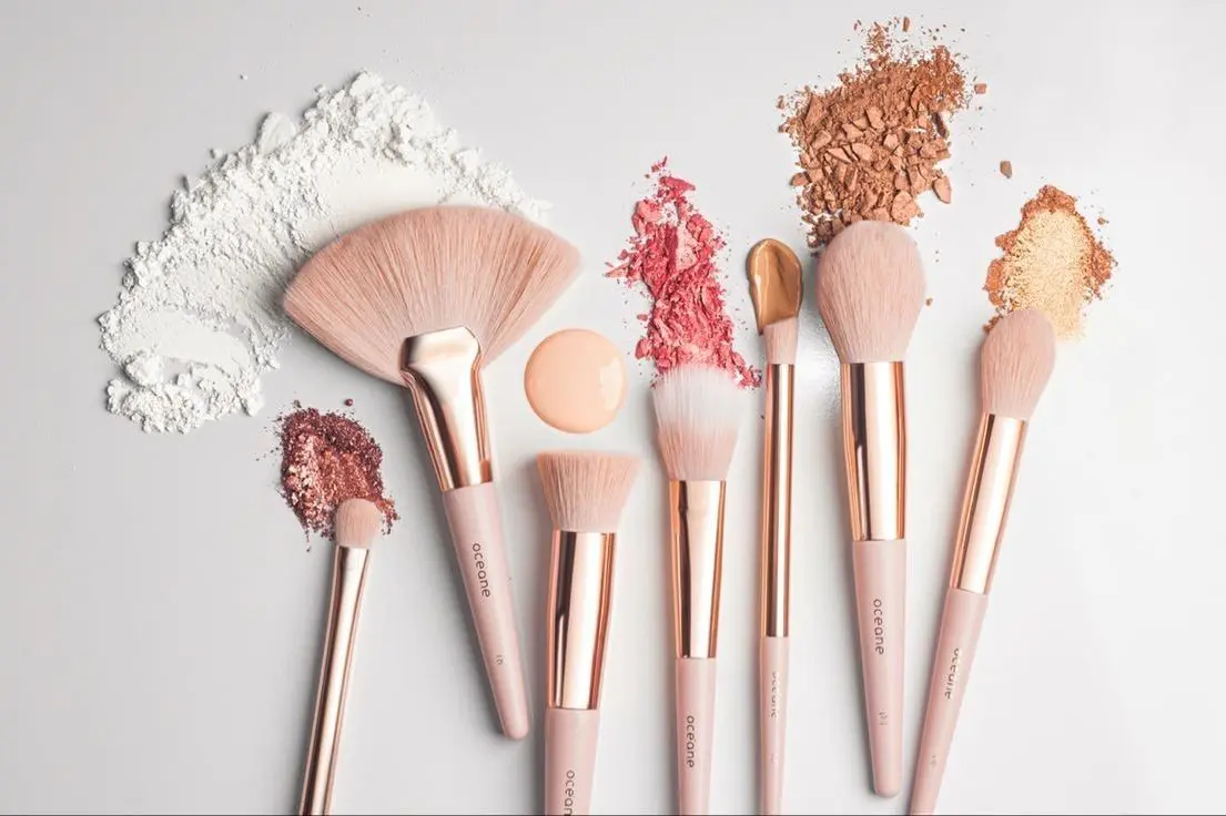 Tránh sử dụng mỹ phẩm cận hoặc quá hạn makeup cho vùng da mắt nhạy cảm