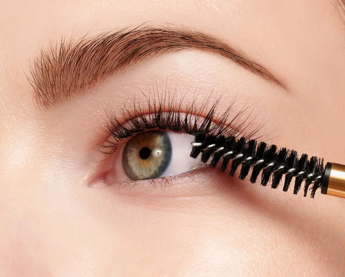 Trang điểm mỗi ngày có làm mắt cận dễ khô hơn không?