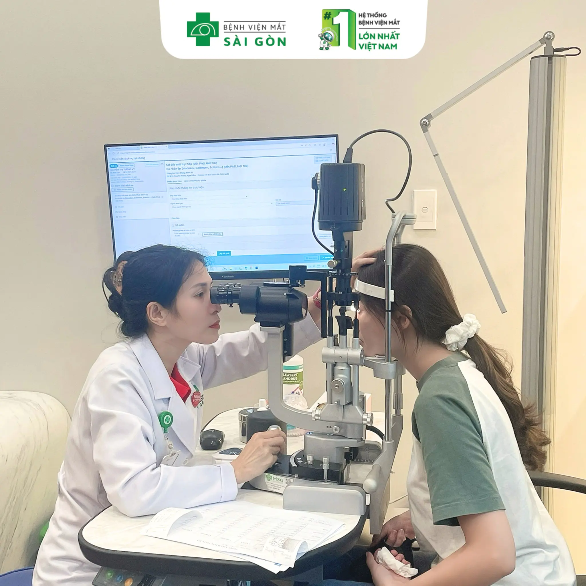 A FUTURE DOCTOR SAYS “BYE BYE” TO GLASSES WITH PHAKIC ICL