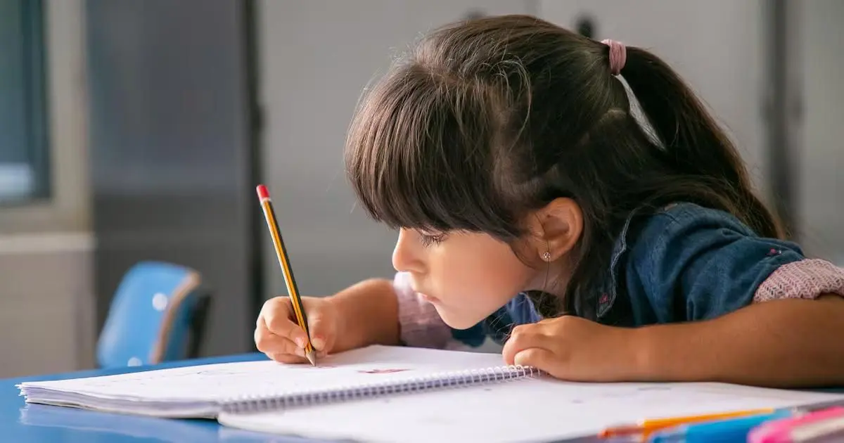 5 dấu hiệu cận thị phổ biến ở trẻ cha mẹ nên biết