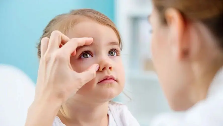 Vai trò của bác sĩ và chuyên gia khúc xạ khi đo mắt cho trẻ