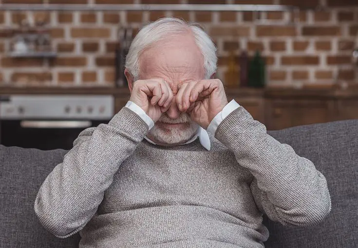 Vì sao nhìn gần bị mờ khi lớn tuổi?