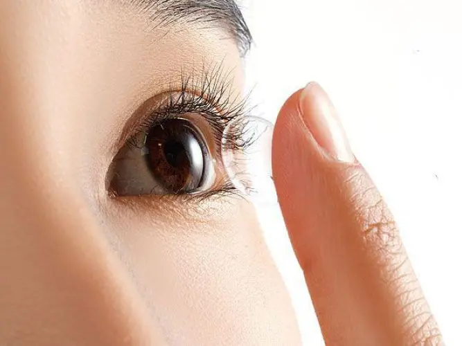 Vì sao nhiều người vẫn chủ quan khi ngủ quên với kính áp tròng?