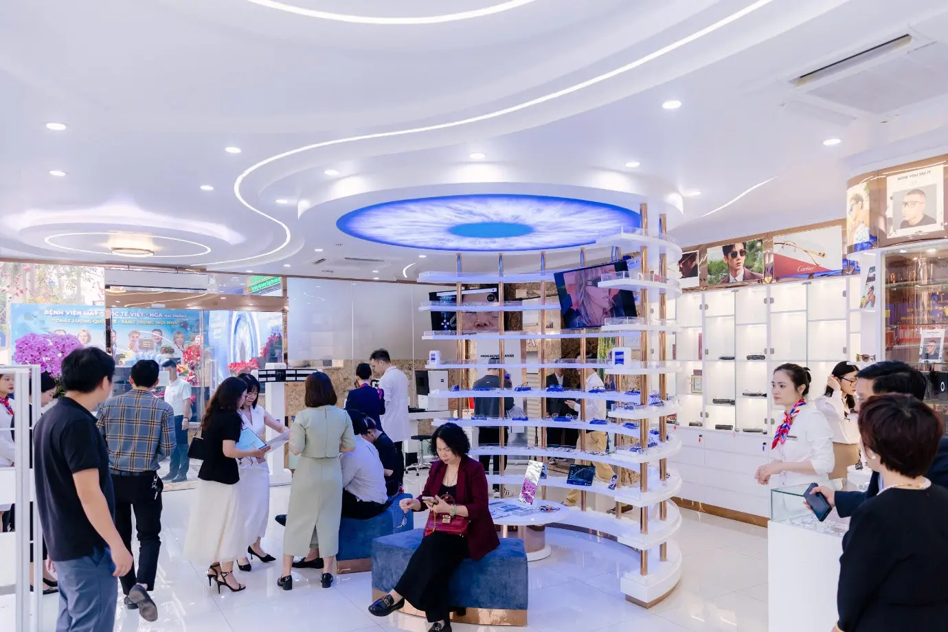 Cắt kính tại Trung tâm Mắt kính Việt Nga thuộc Bệnh viện Mắt Việt Nga