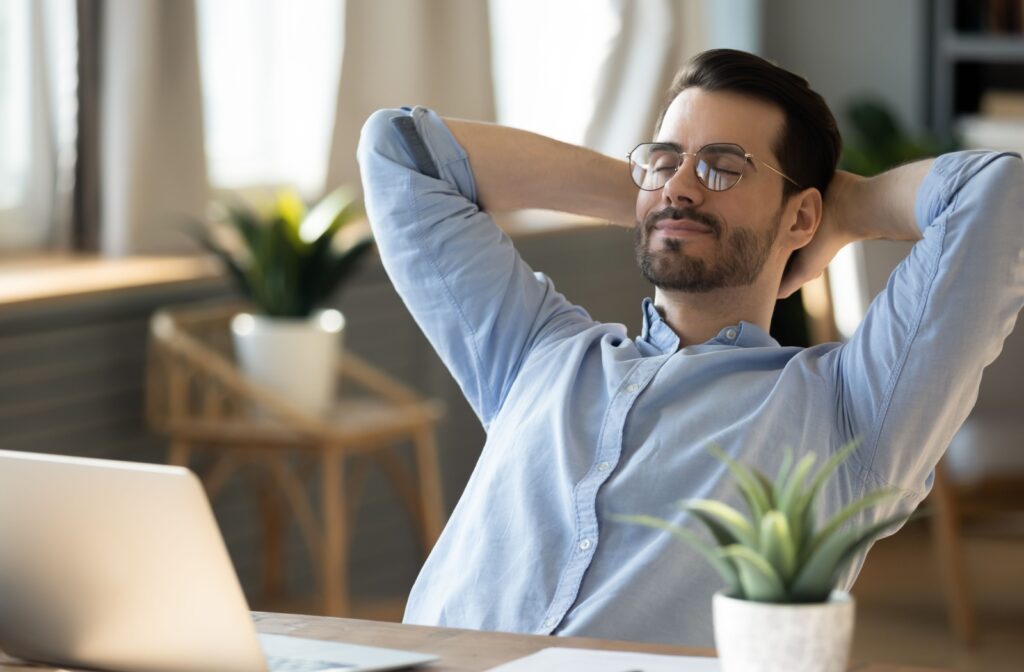 Relaxing the eyes and reclining to rest after work hours