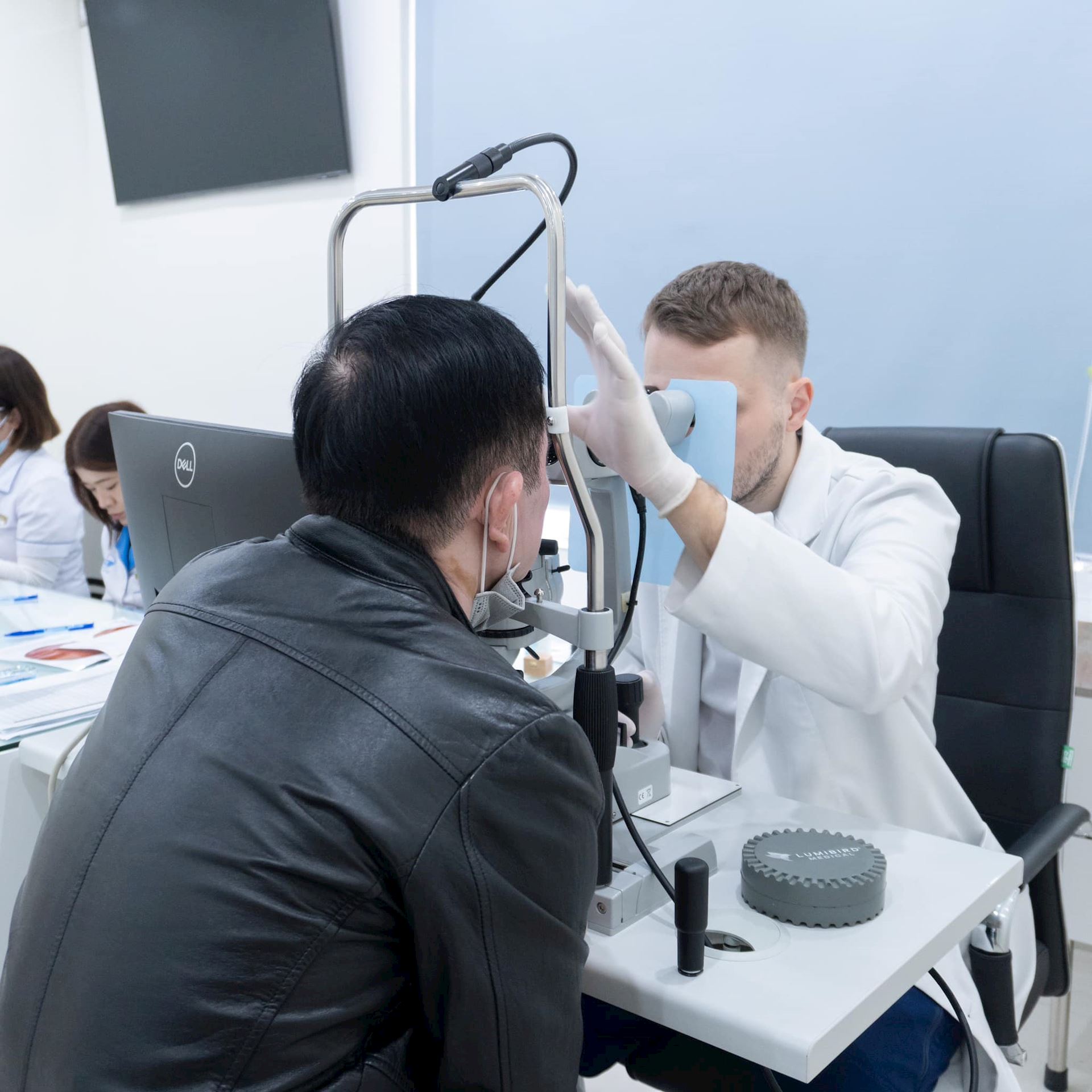 Bác sĩ Drach Nikolai – Chuyên gia phẫu thuật khúc xạ bậc cao khám cho bệnh nhân.