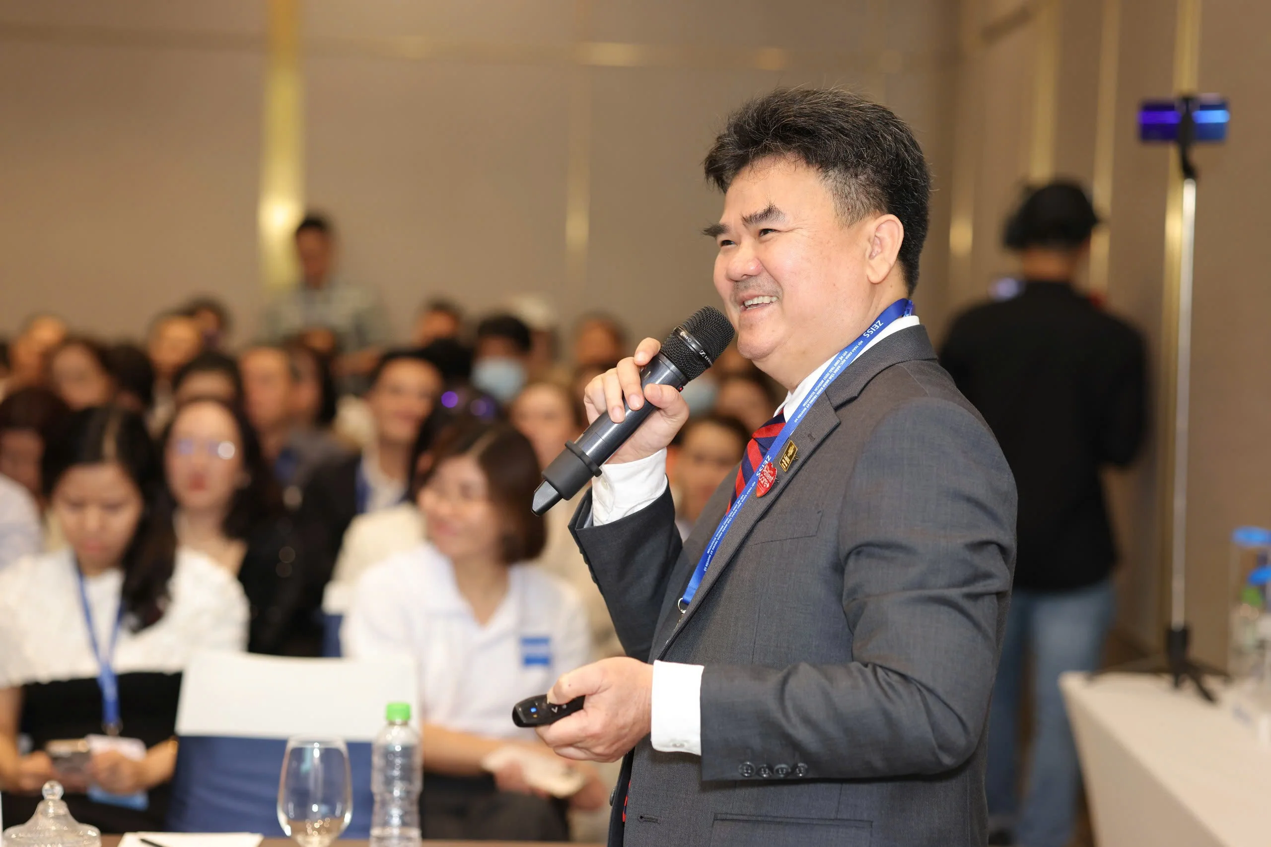 BS. CKII Trương Công Minh chia sẻ tại hội nghị.