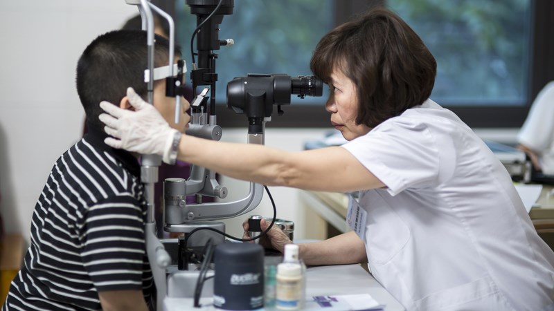 Khám mắt định kỳ giúp phát hiện sớm loạn thị và tật khúc xạ ở trẻ