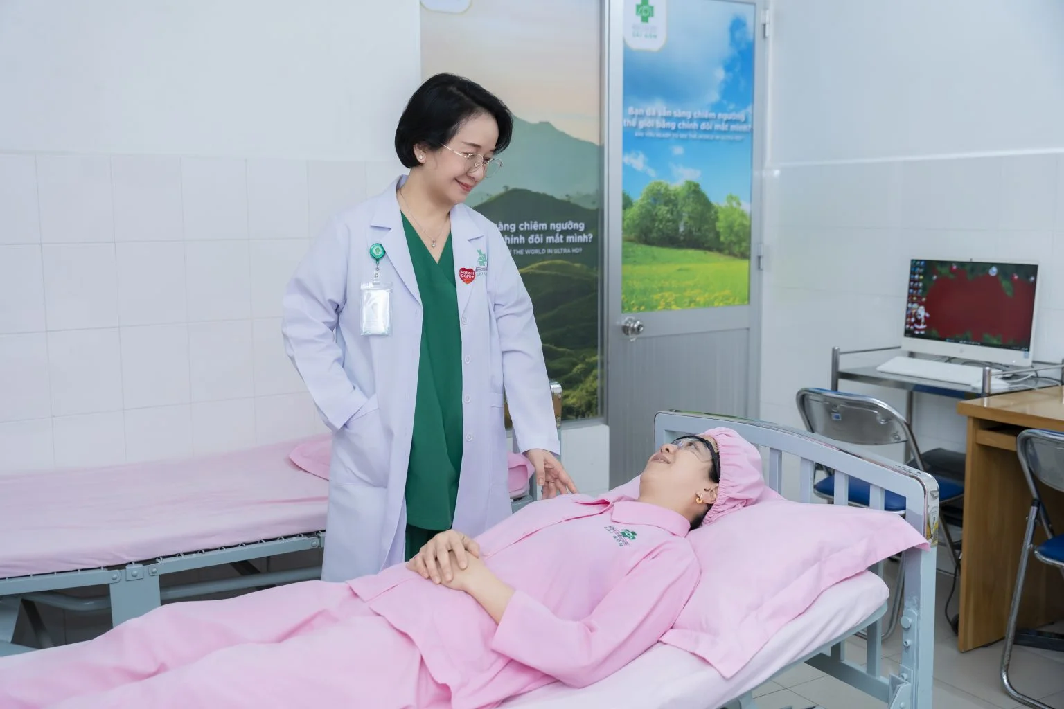 Bác sĩ thăm khám sau phẫu thuật cho bệnh nhân nội trú