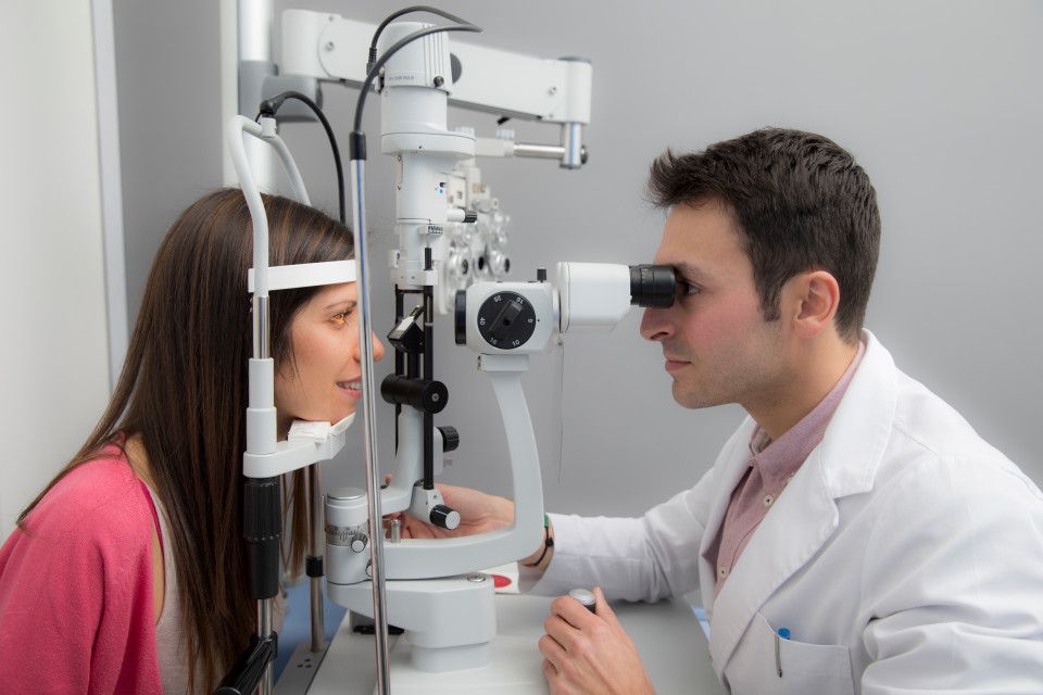 Không chỉ là đo độ – kiểm tra toàn diện giúp phát hiện sai trục loạn, quang sai ẩn và nguy cơ suy giảm thị lực sớm.