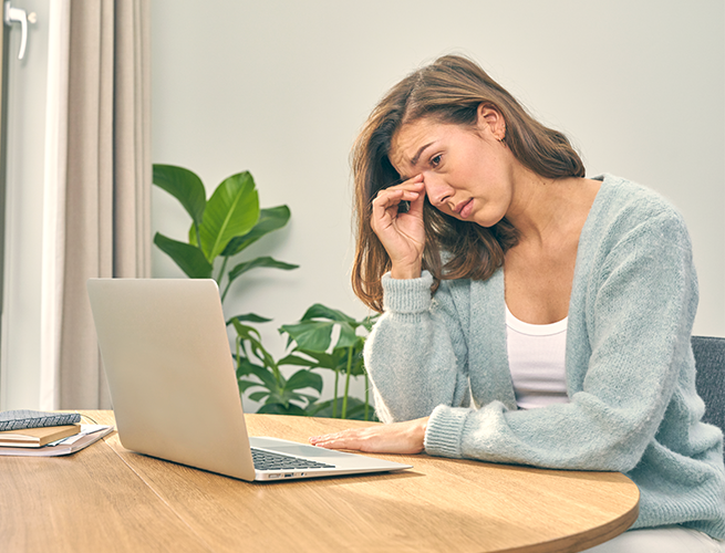 Mắt nhức – mỏi vào cuối ngày do điều tiết quá mức khi dùng máy tính – dấu hiệu sớm của thị lực quá tải