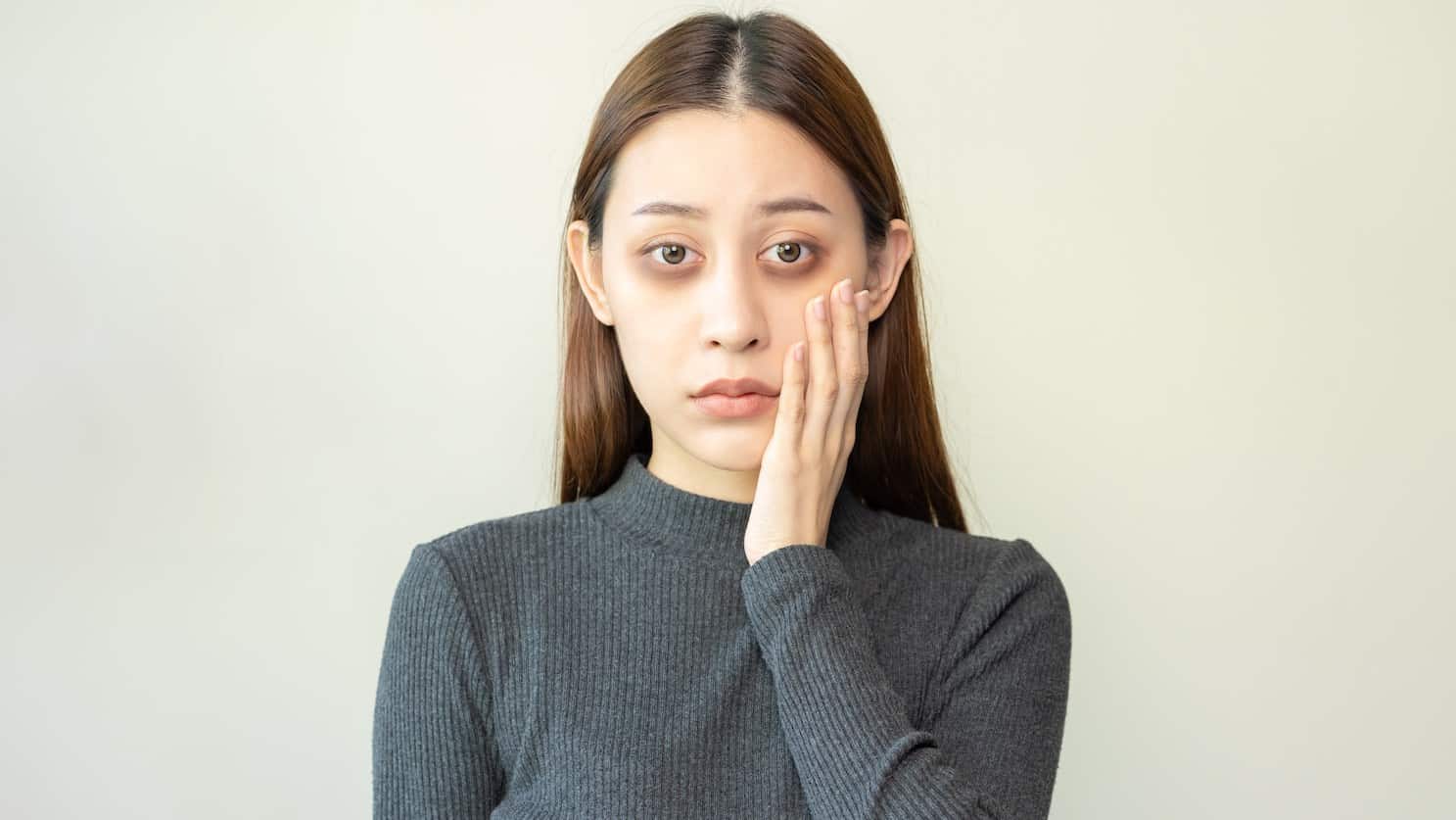 Quầng thâm và sưng mí là dấu hiệu dễ thấy cho thấy thiếu ngủ ảnh hưởng đến mắt và tuần hoàn quanh vùng mi.