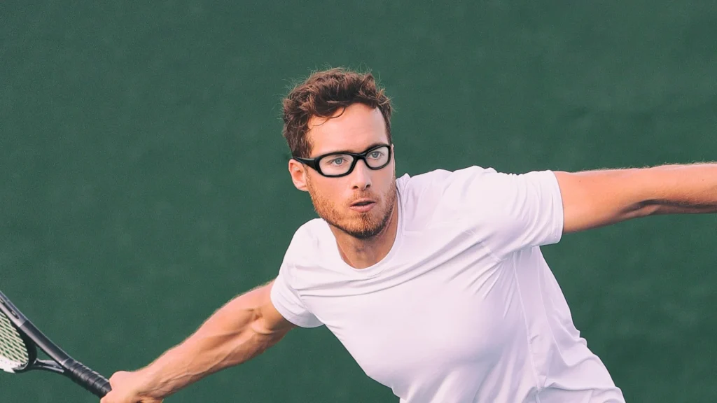 Kính gọng có thể hạn chế tầm nhìn ngoại vi của vận động viên và dễ trượt khi vận động mạnh