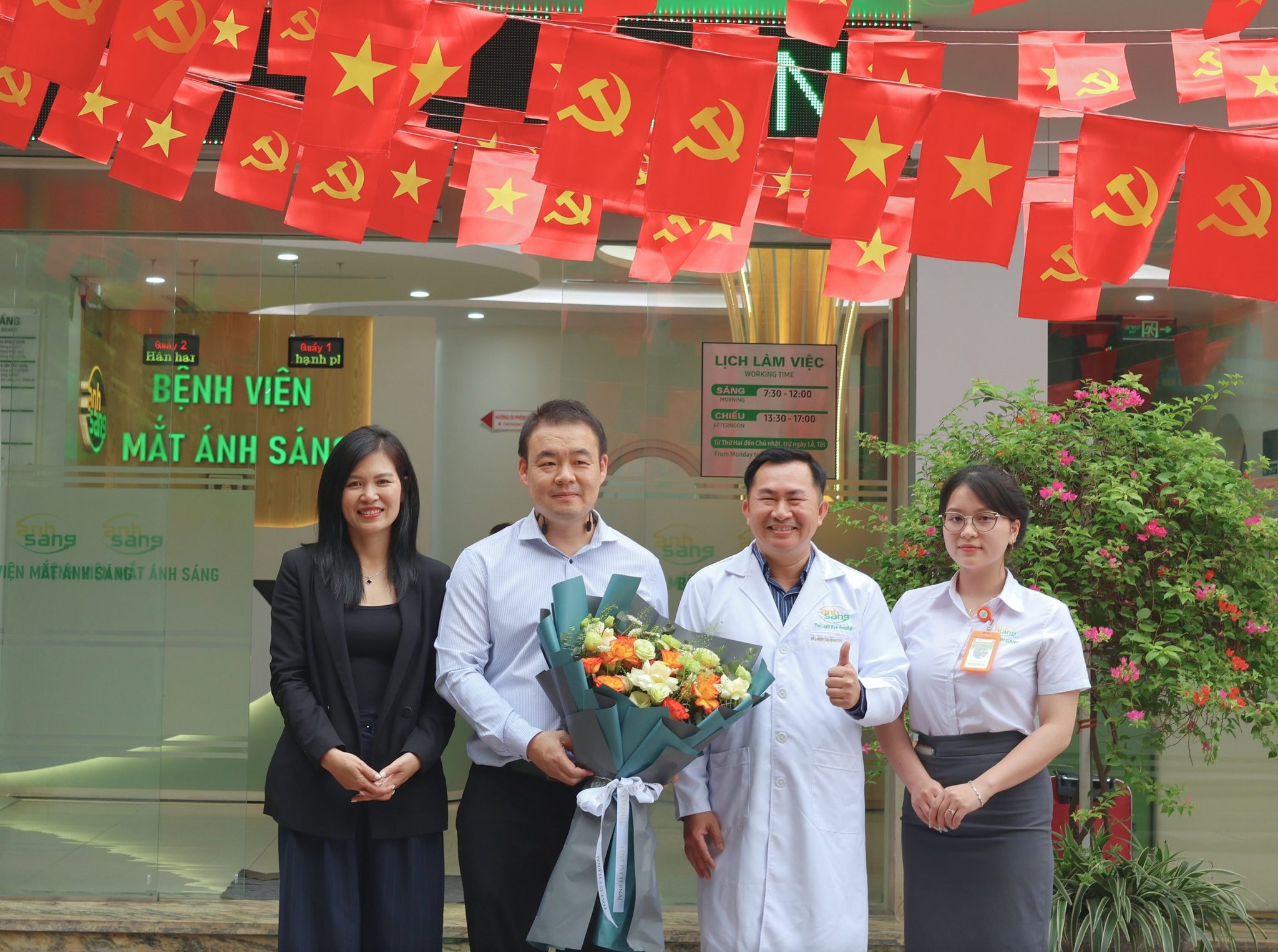 Bệnh viện Mắt Ánh Sáng với đội ngũ bác sĩ uy tín và nhiều kinh nghiệm trong phẫu thuật tật khúc xạ