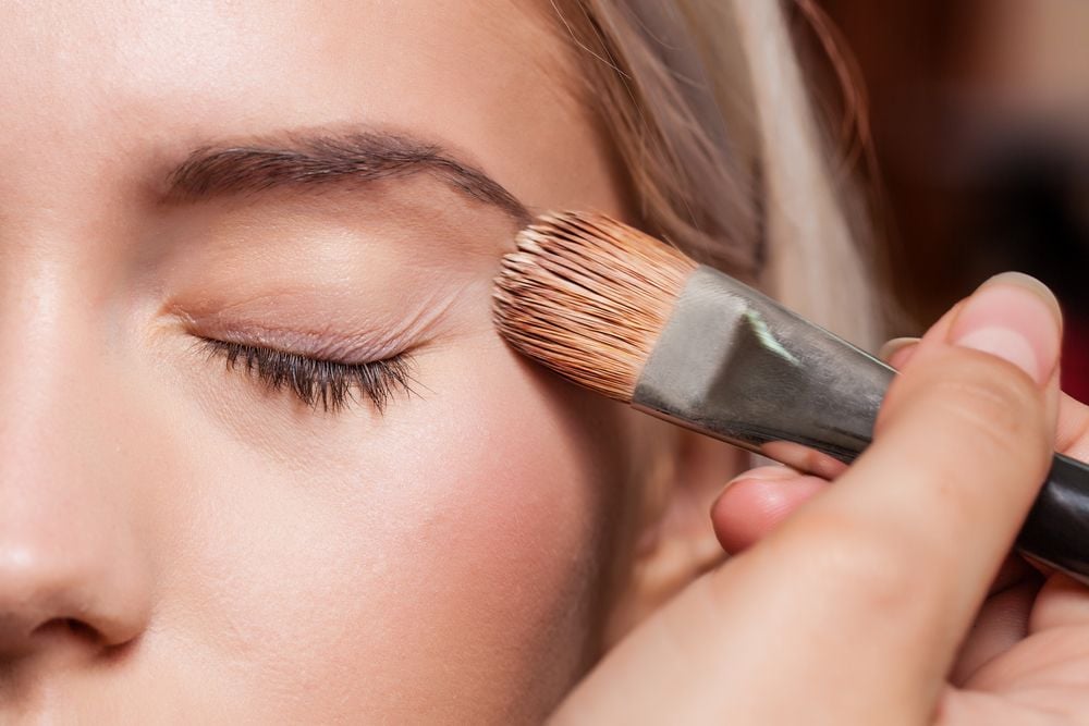Brightening the eye area is an important step in the makeup routine