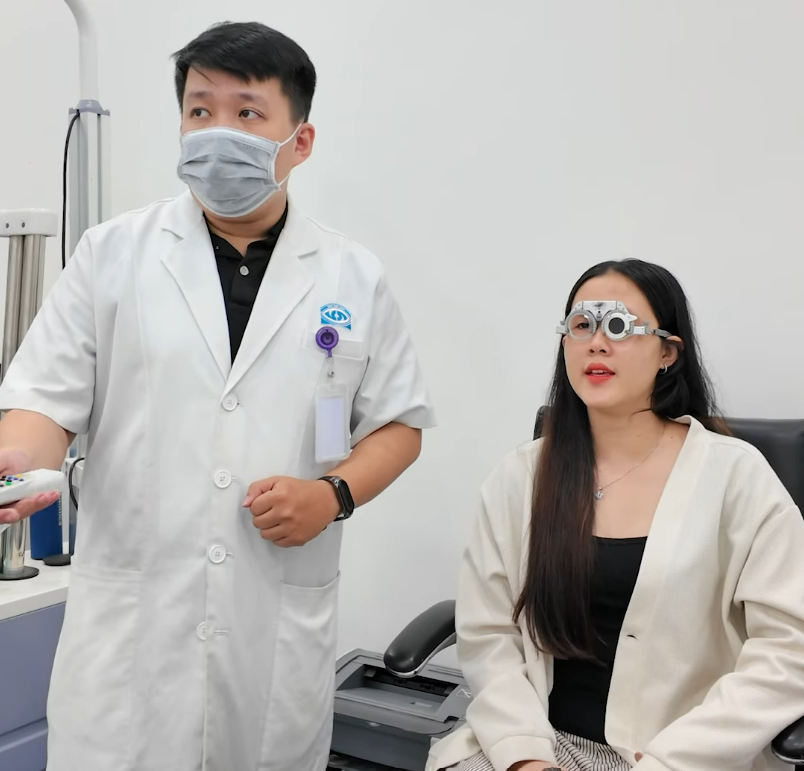 Khách hàng cận hơn 12 độ, đã tháo kính nhờ vào Phakic ICL