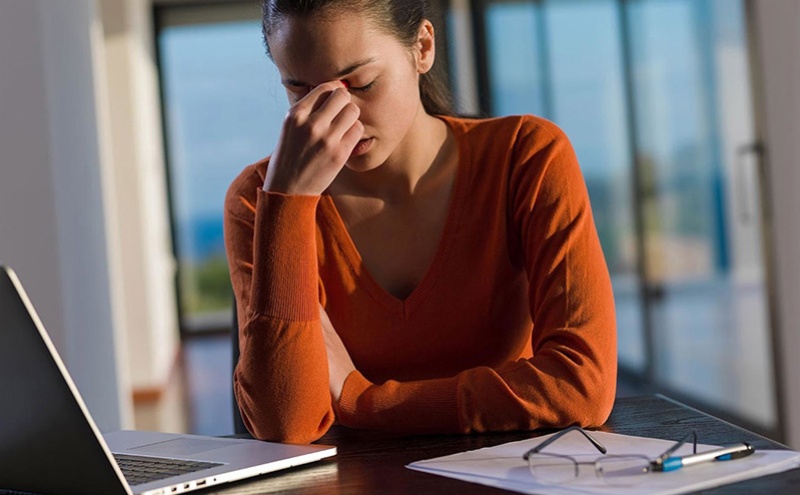 Prolonged screen time causes eye strain and dryness