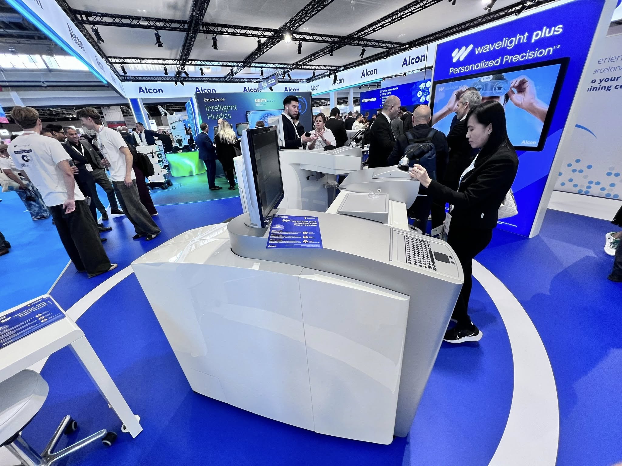 Không gian triển lãm công nghệ tại ESCRS 2025: Alcon giới thiệu giải pháp phẫu thuật khúc xạ và đục thủy tinh thể thế hệ mới.