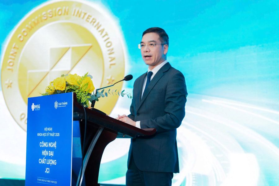 Dr. Ha Anh Duc – Director General of the Department of Medical Services Administration, Ministry of Health, delivering his speech at the conference