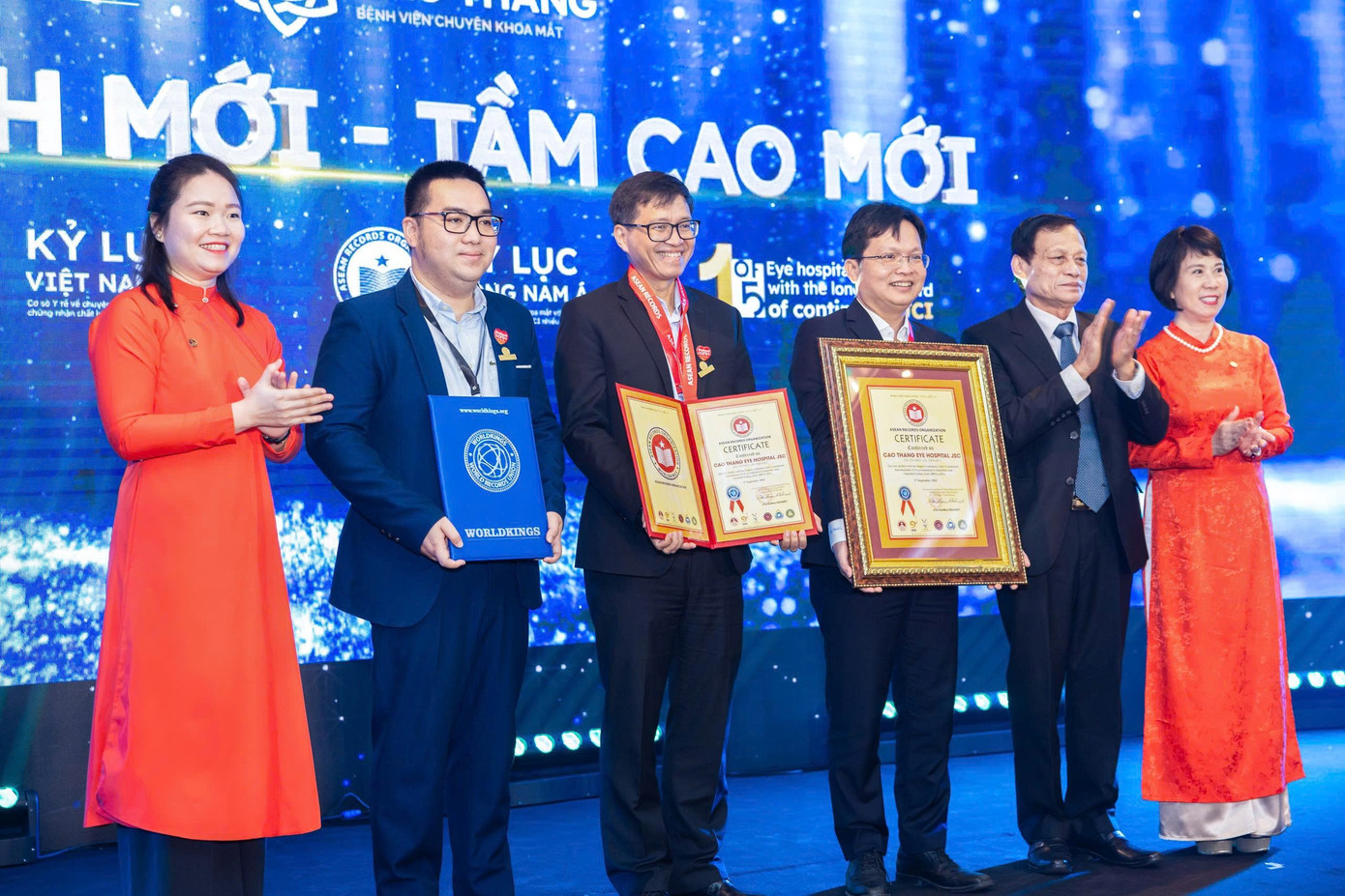 Mr. Huynh Le Duc – CEO of Saigon Medical Group (center), Mr. Nguyen Phi Long – Deputy CEO of Saigon Medical Group (right), and Mr. Nguyen Quoc Anh – Executive Director of Cao Thang Eye Hospital (left) receiving the Southeast Asia Record recognition from the representatives of the Southeast Asia and Vietnam Records Organizations