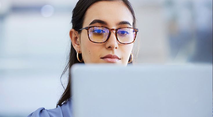 Làm việc máy tính lâu dễ gây mỏi và mắt mờ.