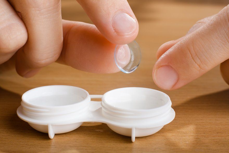 Vệ sinh và bảo quản kính áp tròng bằng dung dịch chuyên dụng để giữ mắt khỏe mạnh