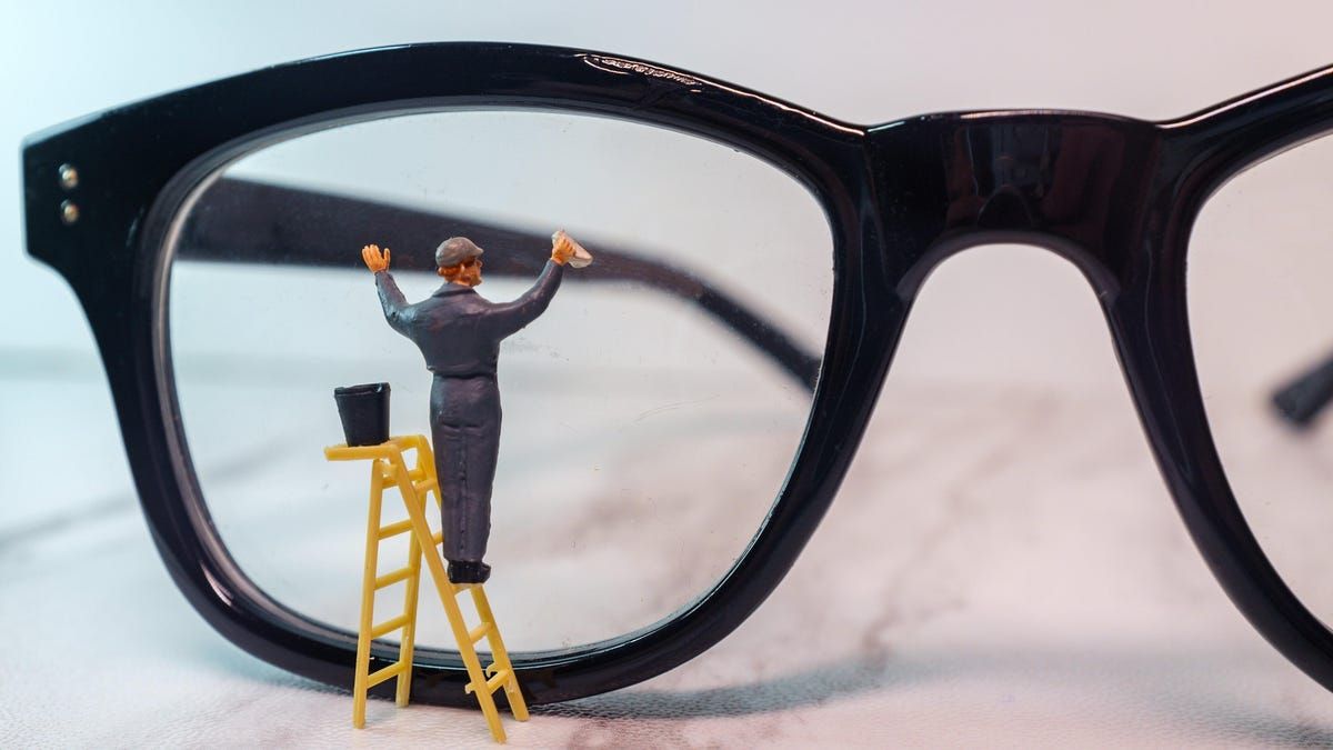 Lau kính sạch giúp lớp trang điểm bền hơn.