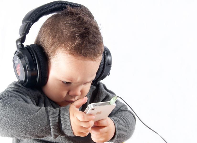 Thời gian sử dụng thiết bị điện tử quá nhiều có thể khiến phản xạ mắt của trẻ suy giảm.