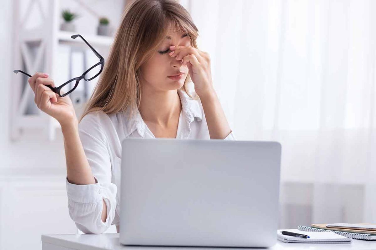 Làm việc lâu với màn hình mà không nghỉ ngơi có thể khiến độ cận tăng nhanh