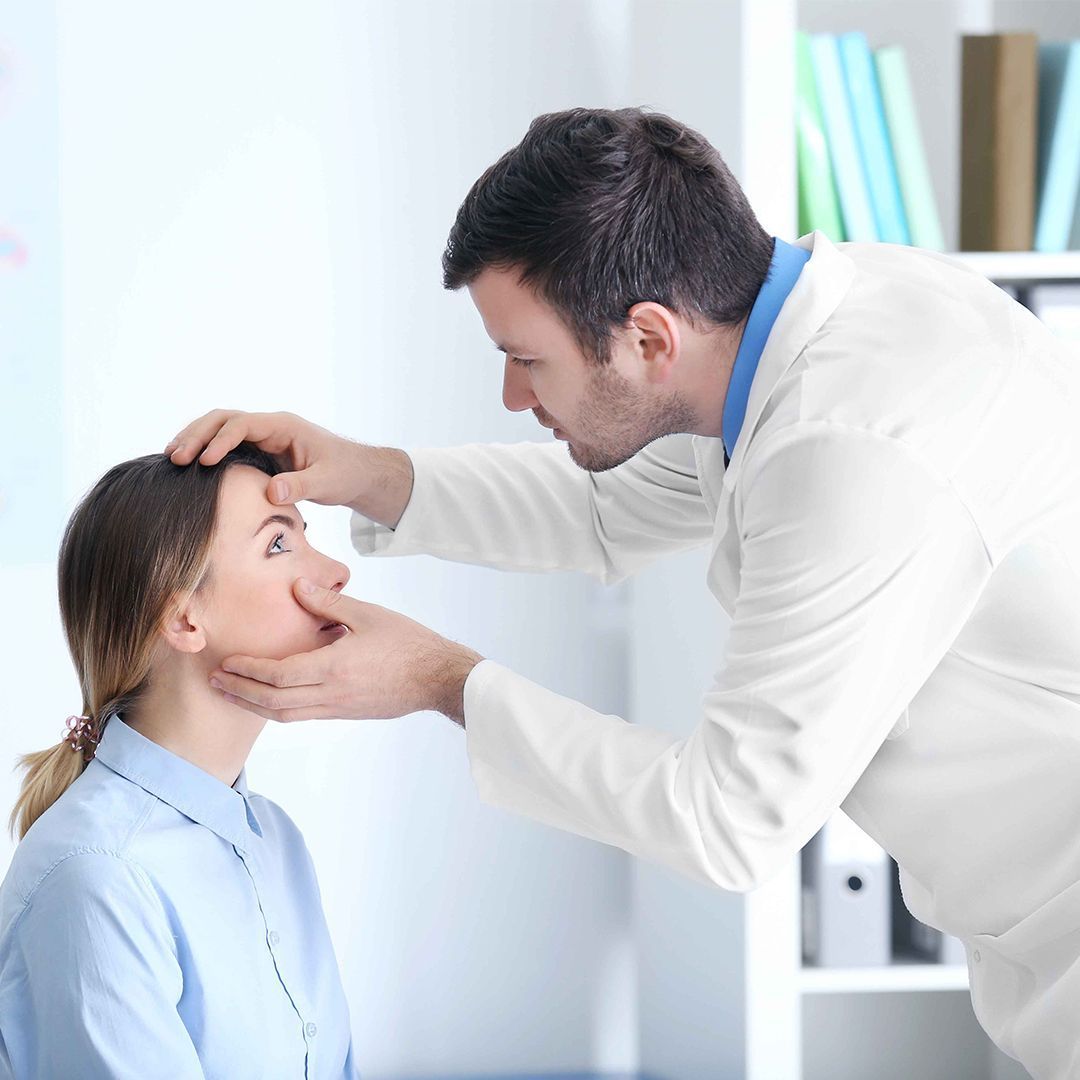 Khám mắt định kỳ giúp phát hiện sớm tật khúc xạ và điều chỉnh kính cận đúng độ, ngăn độ tăng nhanh.