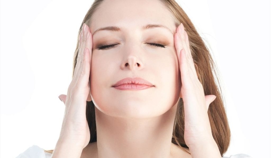 Massage nhẹ quanh vùng mắt giúp thư giãn, hỗ trợ giảm cận tự nhiên, tăng lưu thông máu và cải thiện thị lực.