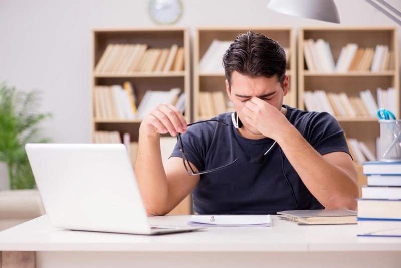 Khi làm việc lâu với máy tính, hãy áp dụng quy tắc 20-20-20 để mắt được nghỉ ngơi, giảm cận tự nhiên hiệu quả