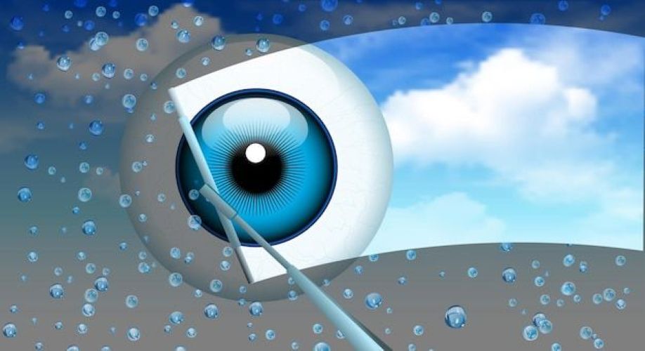 Bảo vệ mắt khỏi nước mưa để tránh mắt đỏ rát.