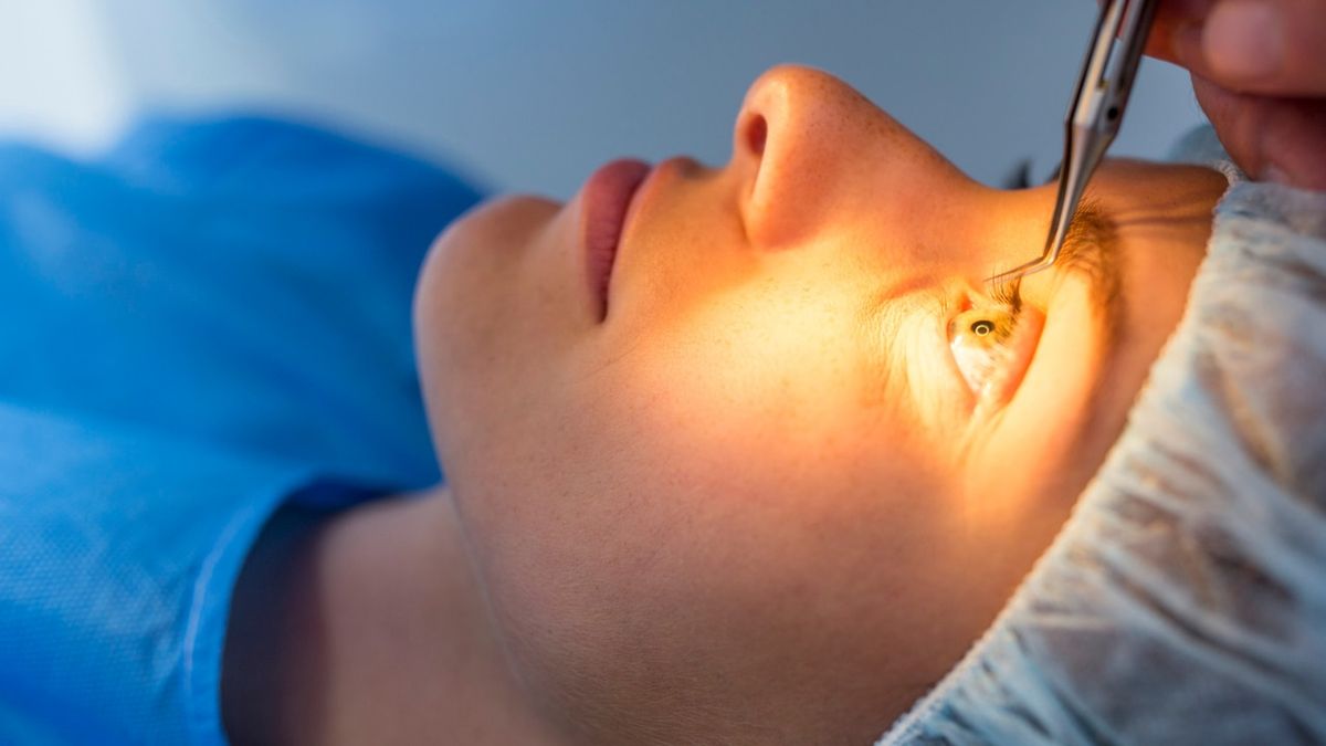 Bác sĩ đang tiến hành mổ mắt cận cho bệnh nhân