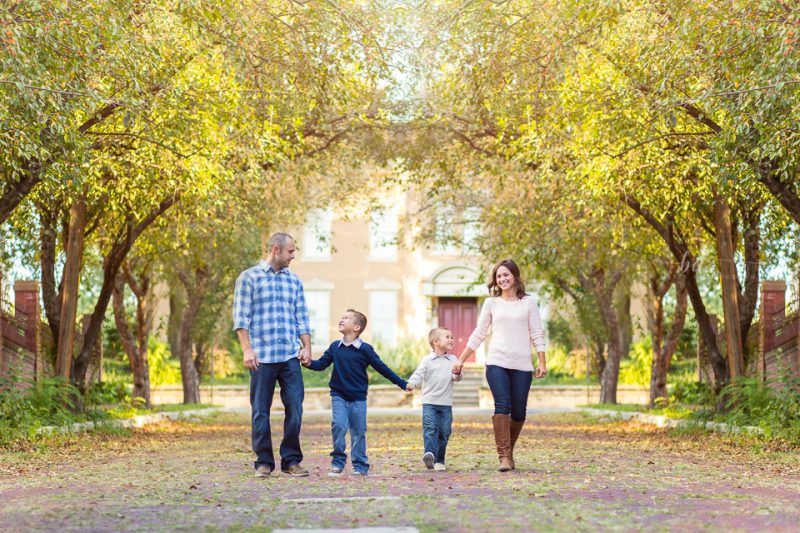 Cha mẹ nên cho trẻ dành thời gian chơi ngoài trời nhiều hơn để tránh nguy cơ mắc cận thị sớm