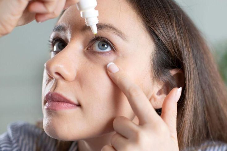 Thuốc nhỏ mắt không kê đơn (OTC) được sử dụng phổ biến và thường xuyên khi mắt bị khô.