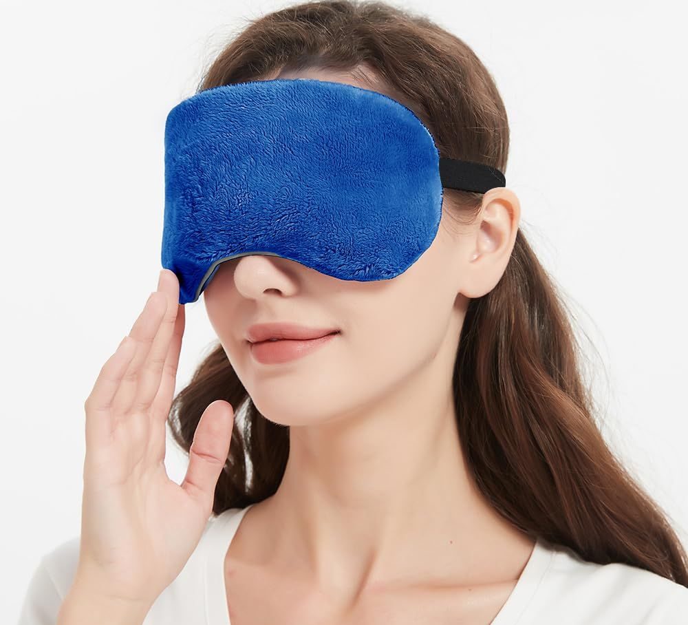 Chườm ấm đôi mắt trong khoảng 5 đến 10 phút bằng khăn ấm giúp tăng cường cung cấp máu cho các tuyến meibomian của bạn.