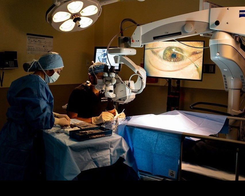 Ekip y tế thực hiện ca mổ mắt cận trong phòng phẫu thuật hiện đại